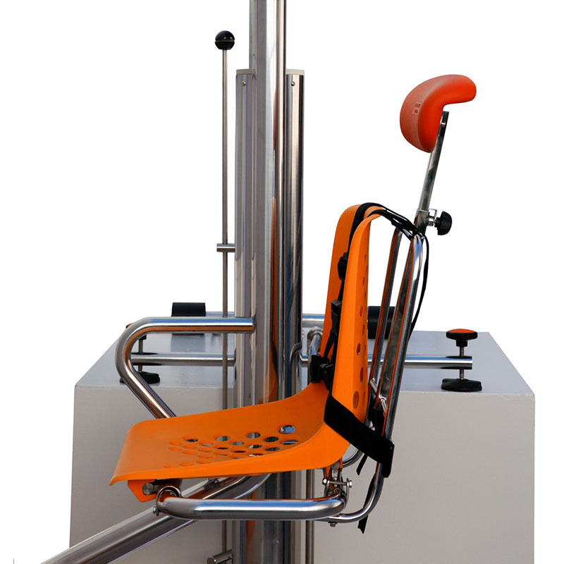 Detalle en vista lateral del ascensor para piscinas Access B1 con los opcionales de arn&eacute;s y reposacabezas incluidos